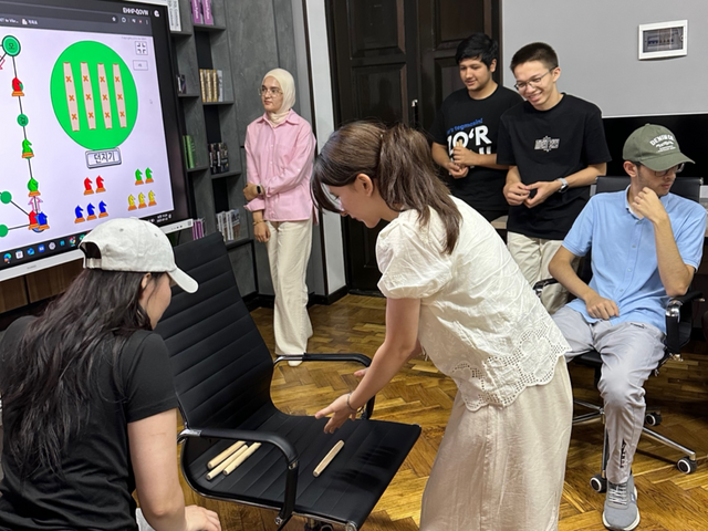 김에스더 팀원이 현지 학생들과 윷놀이를 하고 있다. (사진=실트로드 제공)