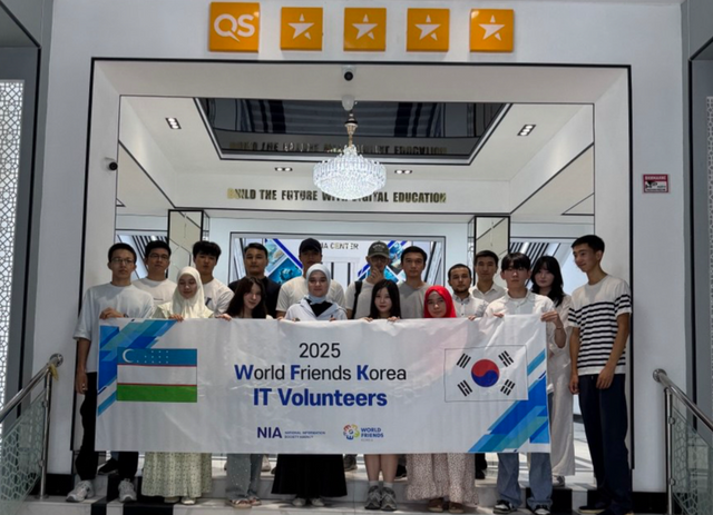 실트로드 팀이&nbsp;TUIT 대학생 20명과 기념 촬영을 하고 있다. (사진=실트로드 제공)