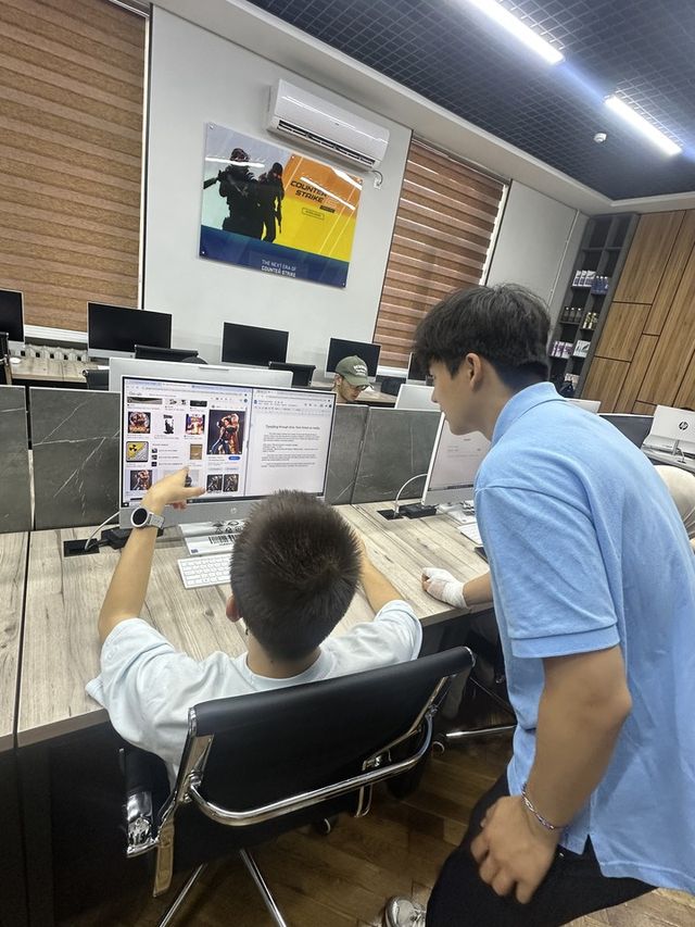 송명준 팀원이 현지 학생에게 포토샵 교육을 진행하고 있다. (사진=실트로드 제공)