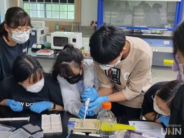 순천향대에서 아산 지역 고등학생들과 대학연계 공동교육과정을 운영하는 모습. (사진=한국대학신문 DB)