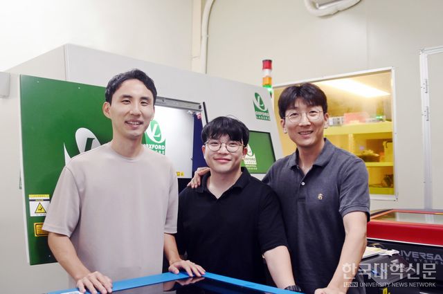 왼쪽부터 자연모사 로봇 연구를 함께 해 온 아주대 기계공학과의 김동진 박사후연구원, 김창환 박사과정생, 고제성 교수