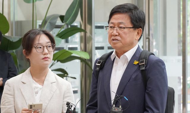 최교진 교육부장관 후보자가 14일 오전 서울 영등포구 한국교육시설안전원에 마련된 인사청문회 준비단 사무실로 첫 출근하며 기자들의 질문에 답변하고 있다. (사진=한국대학신문DB)