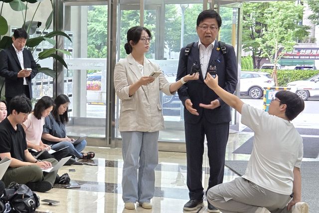 기자들의 질문을 받고 있는 최교진 교육부 장관 후보자. (사진=한국대학신문 DB)