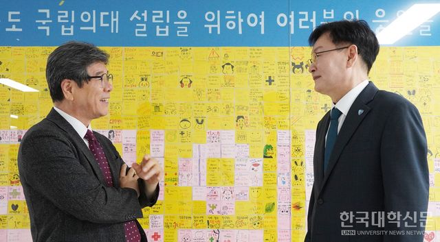 (왼쪽) 최용섭 본지 주필 겸 편집인과 정태주 총장이 ‘국립의대 신설 응원 게시판’ 앞에서 국립경국대의 향후 비전을 이야기하고 있다. (사진=한명섭 기자)