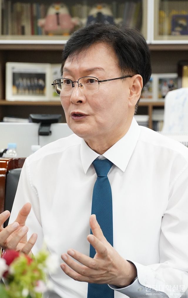 정태주 국립경국대 총장이 국립의대 신설을 통한 지역 균형 발전과 거점 국립대 경쟁력 강화 정책을 설명하고 있다. (사진=한명섭 기자)&nbsp;(사잔=한명섭 기자)