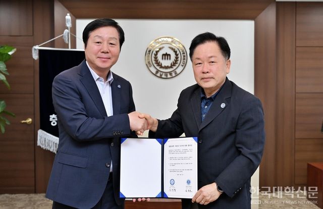 충남대 김정겸 총장과 국립공주대 임경호 총장은 지난 1일 충남대 대학본부 접견실에서 ‘통합대학 직원의 인사에 관한 합의문’에 서명했다. (사진=충남대)