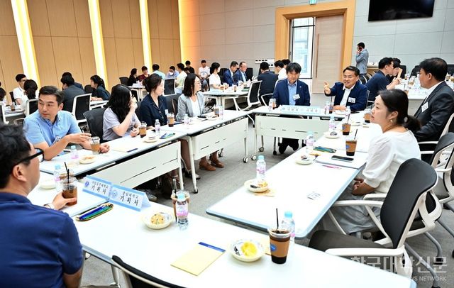 충남대와 국립공주대는 지난 1일 충남대 융합교육혁신센터 컨벤션홀에서 ‘통합 기반 글로컬대학 추진을 위한 충남대-국립공주대 대학본부 구성원 간담회’를 개최했다. (사진=충남대)