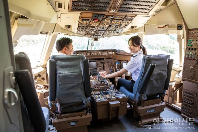 경운대 항공기종합실습교육센터(B-767)에서 항공운항학과 학생들이 실습을 하고 있다.