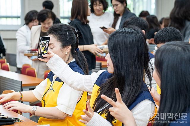 발대식에서 기념 셀카를 촬영하는 학생들.