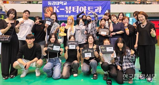 수상 학생들이 기념촬영을 했다.