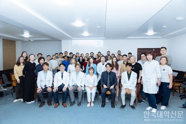 카자흐스탄 아스타나 메디컬 대학교에서 재학생과 현지 재활 전문가, 한달빛글로컬보건연합대학 교수진 등 70여 명이 참석한 가운데 마스터 클래스를 마치고 기념촬영을 하고 있다.