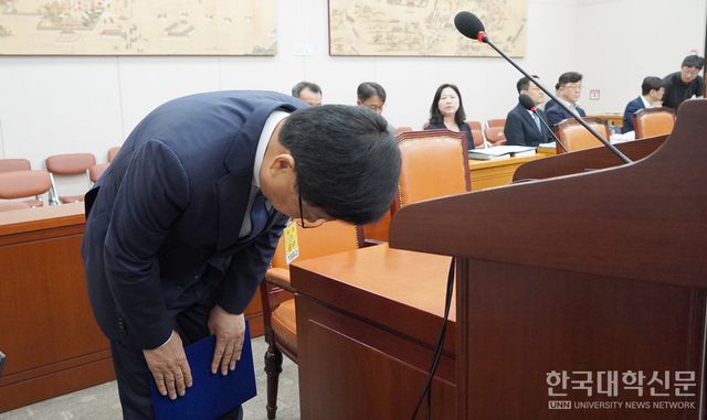 최교진 교육부 장관 후보자가 2일 국회 교육위원회에서 열린 인사청문회에서 모두발언을 한 뒤 인사하고 있다. (사진=한명섭 기자)