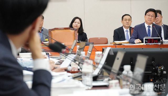 최교진 교육부 장관 후보자가 야당 의원의 질문에 답변하고 있다. (사진=한명섭 기자)