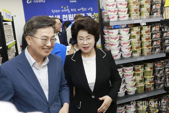 가천대 이길여 총장(사진 오른쪽)과 김동연 경기도지사가 ‘대학생 천원 매점’ 개소식에서 매점 라운딩을 하고 있다.