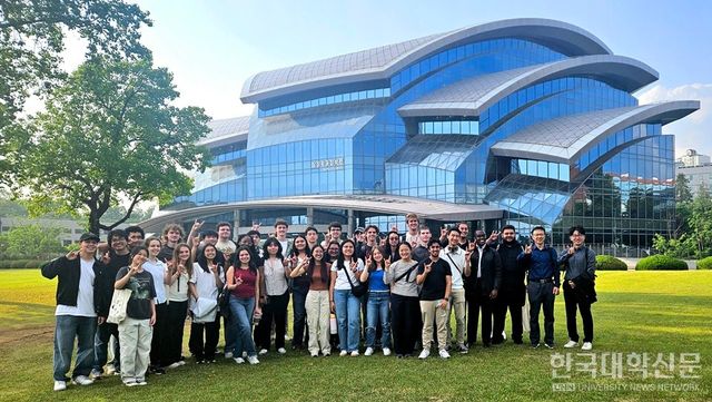 텍사스 소재 B대학 단기 커스터마이즈 프로그램에 참가한 외국인 학생들이 성균관대 자연과학캠퍼스 탐방·교류와 랩 투어를 마치고 기념 사진을 찍고 있다. (사진=IES 서울센터)