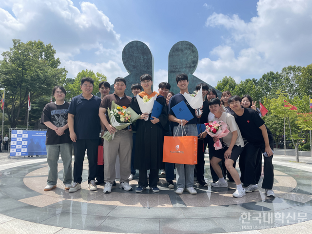 청주대 도서관 앞에서 김재광(왼쪽 2번째) 교수와 전기화학재료연구실 연구그룹 대학원생들이 기념사진을 촬영하고 있다.