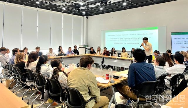 텍사스 소재 A대학 단기 커스터마이즈 프로그램에 참가한 외국인 학생들이 5.18 민주화운동 특별 강연을 듣고 있다. (사진=IES 서울센터)