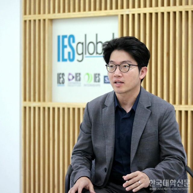 김규석 IES 초대 서울센터장이 광화문에 개소한 배경을 비롯해 센터의 비전과 역할, 국내 대학과의 협력 방향 등에 대해 얘기하고 있다. (사진=IES 서울센터)