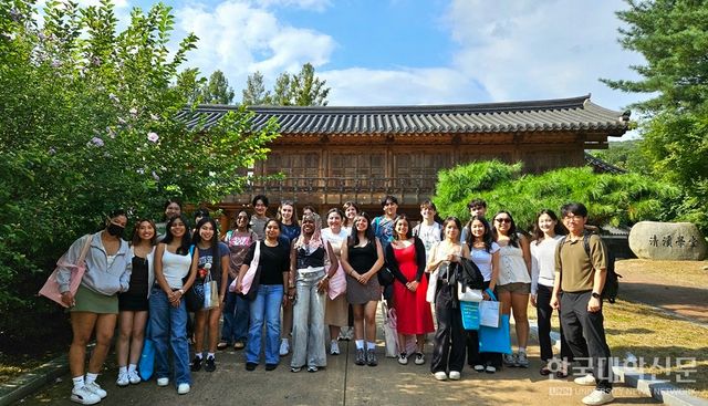 지난 8월 IES 서울센터와 한국학중앙연구원 협력 프로그램이 진행된 가운데 ‘서울의 역사’ 특별 강연, 대학원 과정 외국인 유학생과 간담회, 캠퍼스 투어, 소장 유물 관람 등을 마친 외국인 학생들이 기념 촬영을 하고 있다. (사진=IES 서울센터)