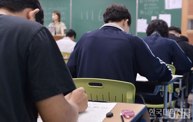 2025학년도 수능 9월 모평을 풀고 있는 학생들. (사진=한국대학신문DB)