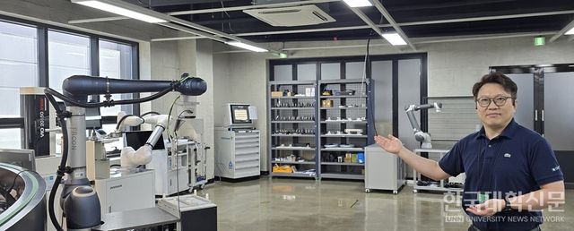 정일화 건솔루션 AI R&D센터장이 팩콘(FACON)센터 로봇 장비를 소개하고 있다. (사진=본인 제공)