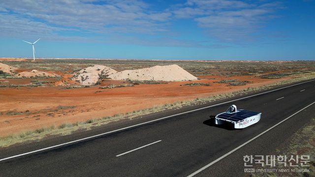 광활한 호주 사막을 가로지르는 태양광 자동차&nbsp; ‘파도(PADO)’.