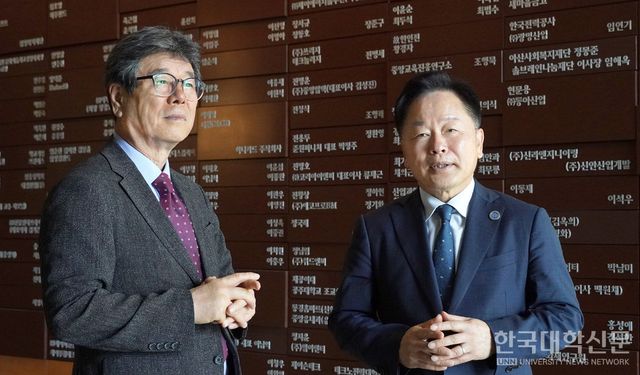 최용섭 본지 주필 겸 편집인(왼쪽)과 임경호 총장이 앞으로의 대학 미래에 대해 이야기하고 있다. (사진=한명섭 기자)