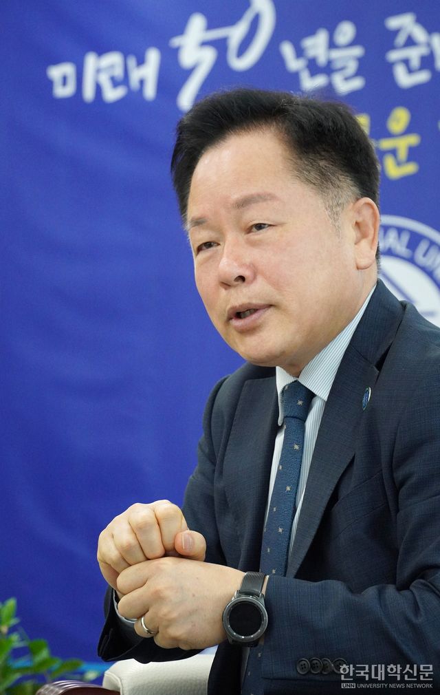 임경호 총장은&nbsp;“글로컬 대학 사업은 단순히 외부 과제가 아니라, 국립공주대 재구조화 계획과 맞닿아 있다”며 “글로컬 대학 사업은 단순히 외부 과제가 아니라, 국립공주대 재구조화 계획과 맞닿아 있다”며&nbsp;“빠른 속도로의 강제 통합 보다 학과별로 자율적으로 협의해 통합을 신청하면 지원하는 방식으로, 시간이 걸리더라도 구성원 설득을 우선하는 접근을 하고 있다