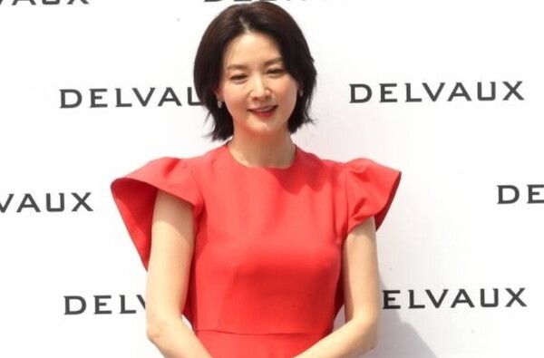 예쁘게 웃고 있는 이영애