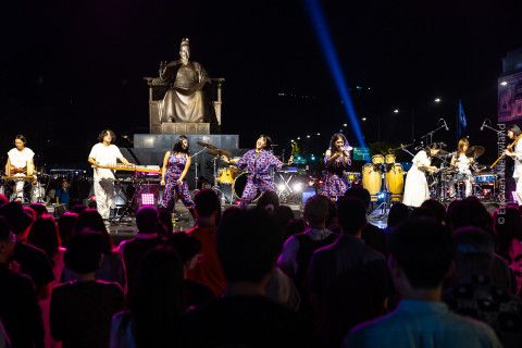 악단광칠이 광화문 광장에서 공연을 선보이고 있다(@Eric van Nieuwland)