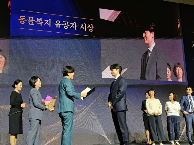 ‘제1회 동물보호의 날’을 기념해 엄태흠 수의사가 동물복지 유공자 표창을 받았다