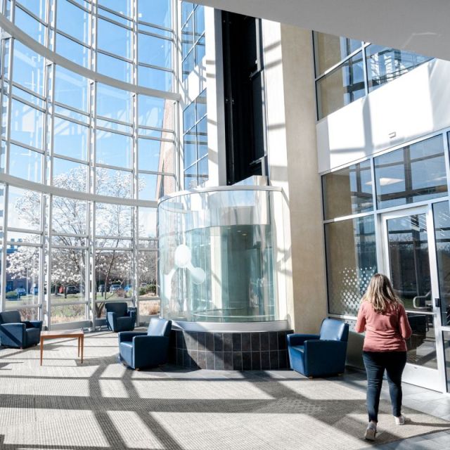 큐리아는 소분자 의약품(small molecule), 제네릭 원료의약품(API), 멸균 의약품(sterile drug product), 바이오로직스(biologics) 등 전 영역에 걸쳐 신약 발굴부터 상업화까지 포괄적인 서비스를 제공하고 있다. 사진은 큐리아 본사 전경