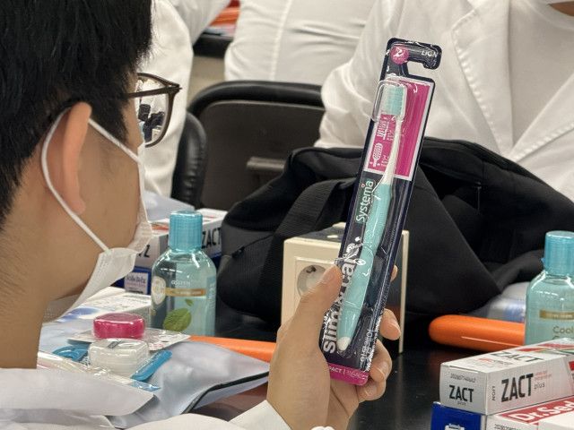 라이온코리아가 지원한 구강관리용품으로 실습하고 있는 연세대 치의학과 본과생들