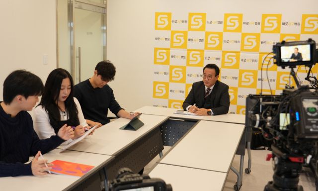 채의식 원무부장이 현장 실무 중심 교육을 직접 지도하는 모습