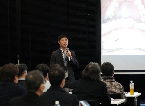 홍준기 더스퀘어치과 대표원장이 지난 17일 도쿄의 한 호텔에서 열린 미니쉬 임상사례 세미나에서 강연하고 있다