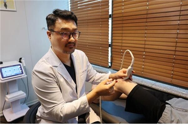 시술중인 서울선정형외과의원 박광선 대표원장