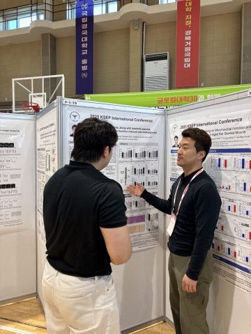 가천대학교 운동재활학과 이문진 연구교수가 포스터 발표를 하고 있다