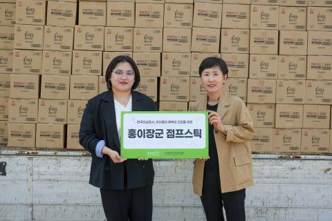 부스러기사랑나눔회와 한국지역아동센터연합회가 전달식에서 기념 촬영을 하고 있다