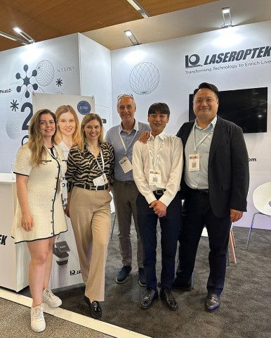 ‘5CC’에서 강연자 리체크 박사(왼쪽에서 두 번째)가 전시부스를 배경으로 기념촬영을 하고 있다(사진=레이저옵텍)