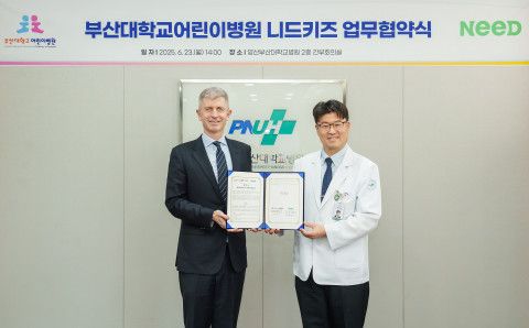 왼쪽부터 윌 폴킹혼 니드 대표과 정재민 부산대 어린이병원장이 지난23일 부산대학교 어린이병원에서 상호 업무협약(MOU)를 체결하고 있다