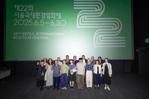 제22회 서울국제환경영화제 시상식에서 수상자들이 단체 사진을 촬영하고 있다
