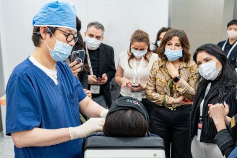 이승룡 대표원장이 해외 의료진 앞에서 라이브 시술을 선보이고 있다(사진 출처 : LG화학)