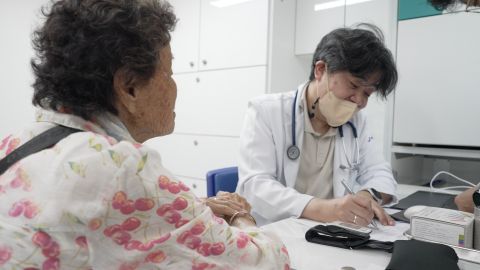 가정의학과 진료를 보고있는 씨엔씨 재활의학과병원 이지용 병원장