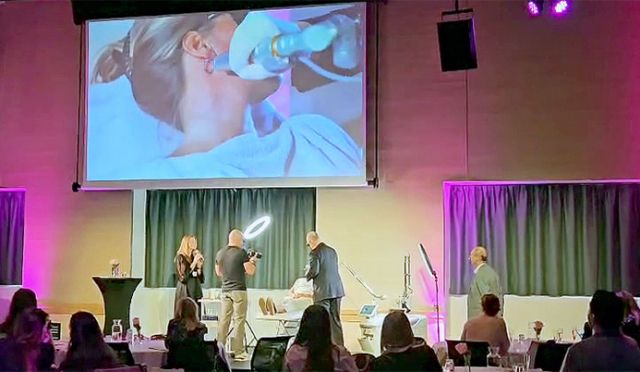 헬싱키에서 열린 ‘헬리오스785’ 론칭 행사에서 강연자가 라이브 시술을 진행하고 있다(사진=레이저옵텍)