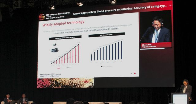 ESC 2025 학회 현장에서 삼성서울병원 순환기내과 김지훈 교수가 ‘측정 높이에 따른 커프리스 반지형 혈압계의 정확도 평가’ 세션에서 커프리스 반지형 혈압계 ‘카트 비피 프로’의 국내 활용 현황을 설명하고 있다