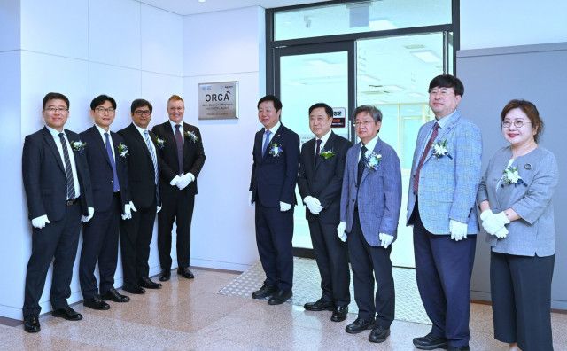 조나 커크우드(Jonah Kirkwood) 애질런트 최고사업책임자(CCO)(왼쪽에서 네번째)가 대전에서 열린 CNU-애질런트 오픈형 바이오제약 연구 허브(ORCA) 명판 제막식에 참석해 애질런트와 충남대학교 관계자들과 함께하고 있다