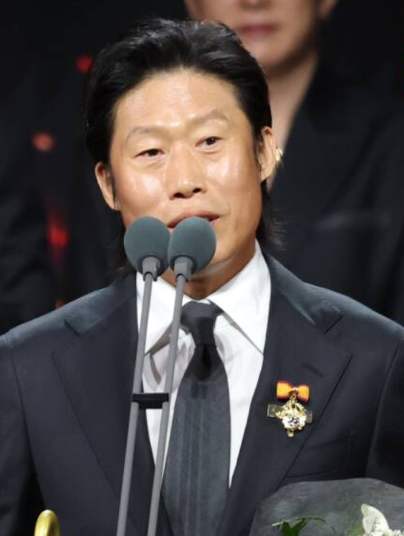 '자택 시위·신변보호' 겪은 유해진, 대통령 표창 수상… 유재석 