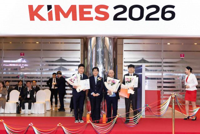 개막식에서 기념사진 촬영 중인 유비케어 김진태 대표(좌측에서 첫번째) 보건복지부 정은경 장관(좌측에서 두번째)