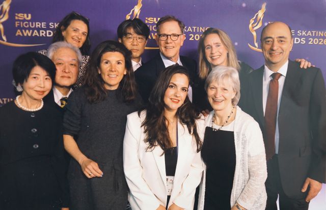‘2026 세계 피겨 선수권대회’에서 SRC재활병원 김은국 병원장(뒷줄 왼쪽에서 두 번째)이 ISU 관계자들과 기념 촬영을 하고 있다