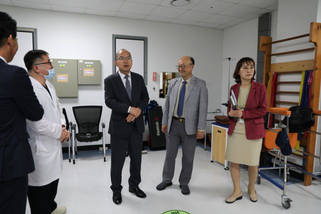 한국보훈복지의료공단 윤종진 이사장(왼쪽 세 번째)이 20일(월) 인천보훈병원을 방문해 의료현장을 확인하고 있다